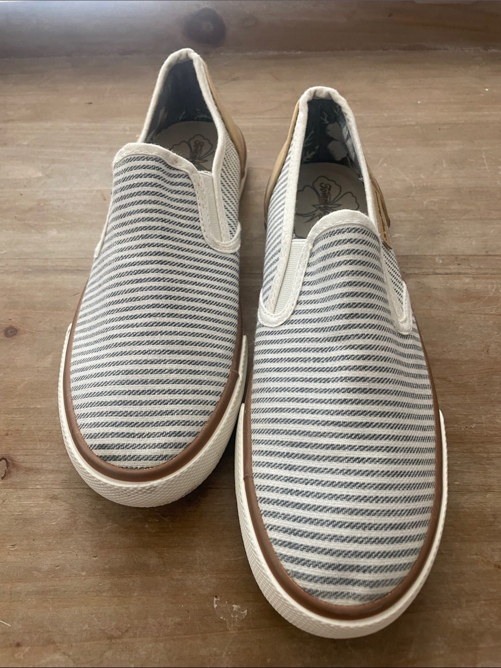 Tommy Bahama Cream and Navy Striped Slip-On Loafers 7.5 women